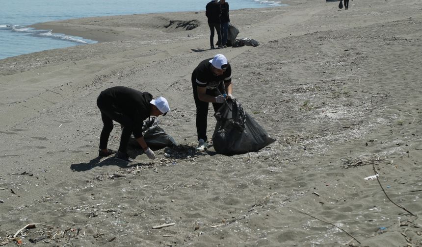 Sakarya'da liseliler, sahil şeridinden yaklaşık 1 ton çöp topladı