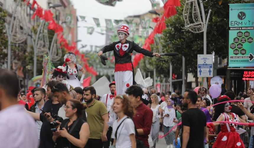 Şehrin merkezinde festival rüzgarı esti