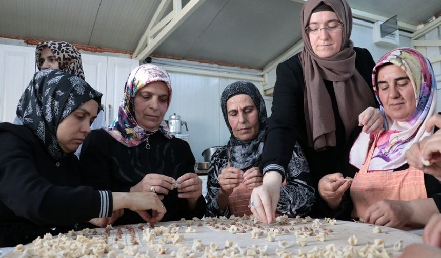 İşitme engelli kadınlar, ihtiyaç sahiplerinin yüzünü güldürmek için kolları sıvadı