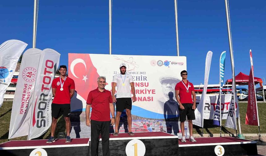Milli Kanocu Mustafa Özmen, 6 altın ve 1 gümüş madalyanın sahibi oldu