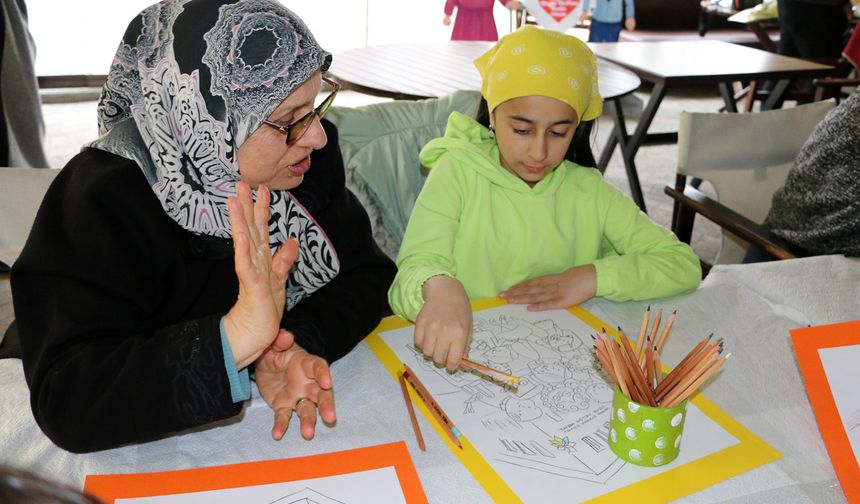 Çocuklar YADEM’de yaşlılarla resim yaptı