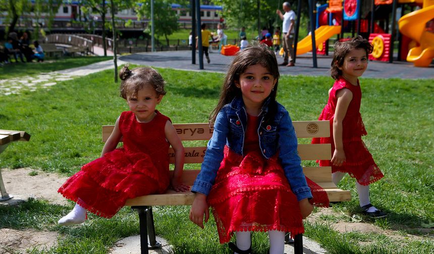 Büyükşehir parklara renk kattı: Gören dönüp bir daha bakıyor