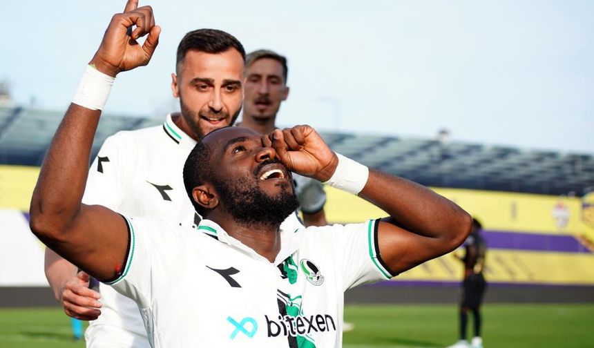 Erzurumspor-Sakaryaspor karşılaşmasından fotoğraflar