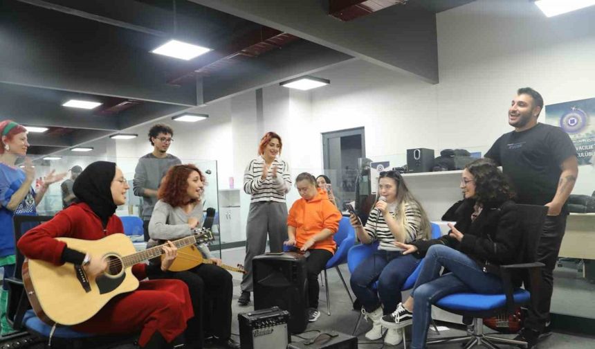 Engelli gençler İAÜ’de haftada 1 gün üniversiteli olacak