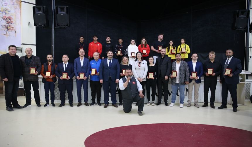 Edirne'de başarılı güreşçiler ve antrenörler ödüllendirildi