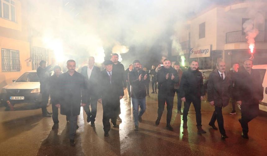 Başkan Pekmezci’ye vatandaşlardan sevgi gösterisi: Mahalleli Pekmezci’yi meşalelerle karşıladı