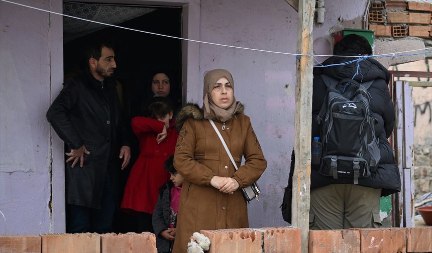 Edirne'de devamsız öğrencilerin ev ziyareti sırasında mahalledeki düzensiz göçmenler yakalandı