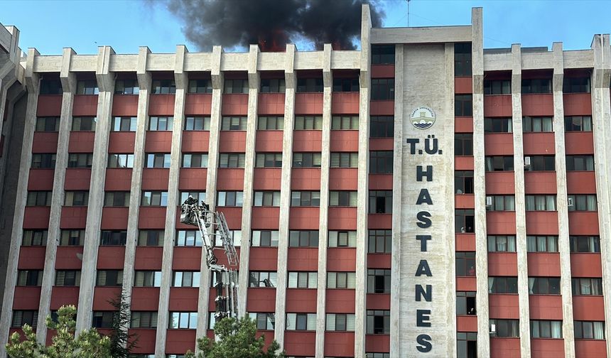 Trakya Üniversitesi Tıp Fakültesi Hastanesinin çatısındaki yangına müdahale ediliyor