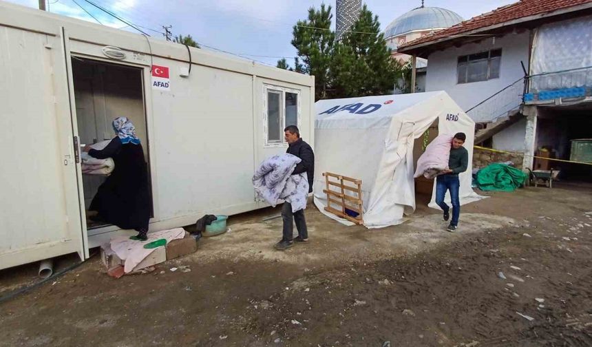 Yozgat’ta evi depremde ağır hasar gören aileler çadırdan konteynerlere yerleşiyor