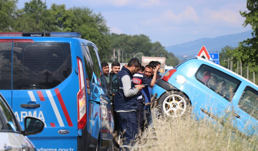 İlginç Kaza:Otomobil bariyerlerin üzerinde sürüklenerek asılı kaldı