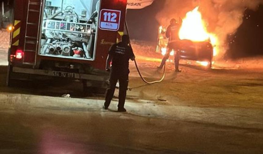 Benzin kaçağı sebebiyle park halindeki otomobil alev alev yandı