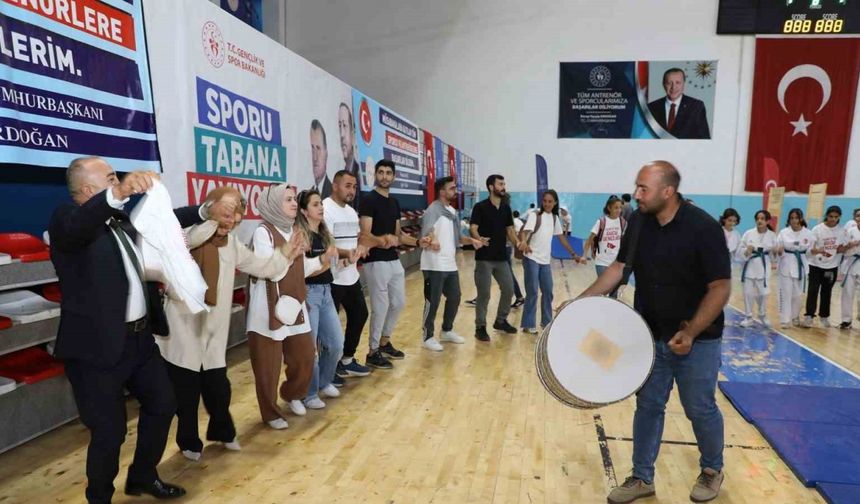Ağrı’da GSB Spor Okulları halaylar eşliğinde açıldı