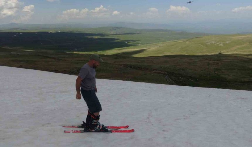 Artvin’de yaz ortasında kayak keyfi