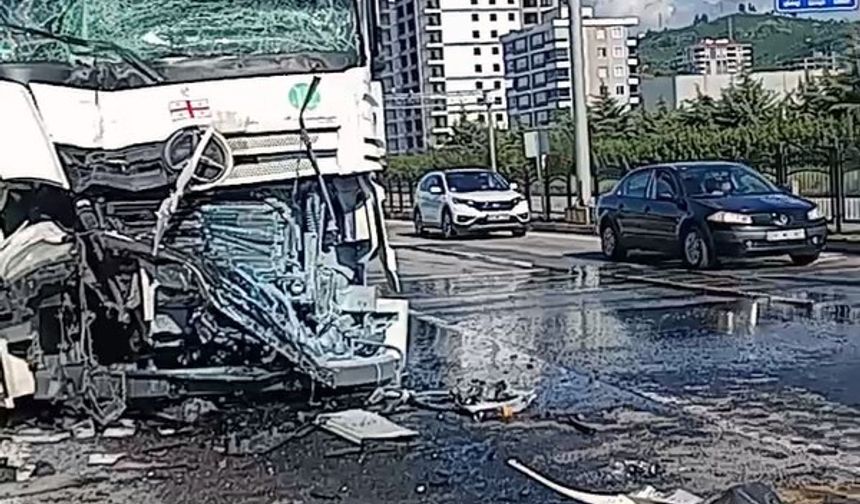 Kırmızı ışıkta bekleyen yolcu otobüsüne tır çarptı: 5 yaralı