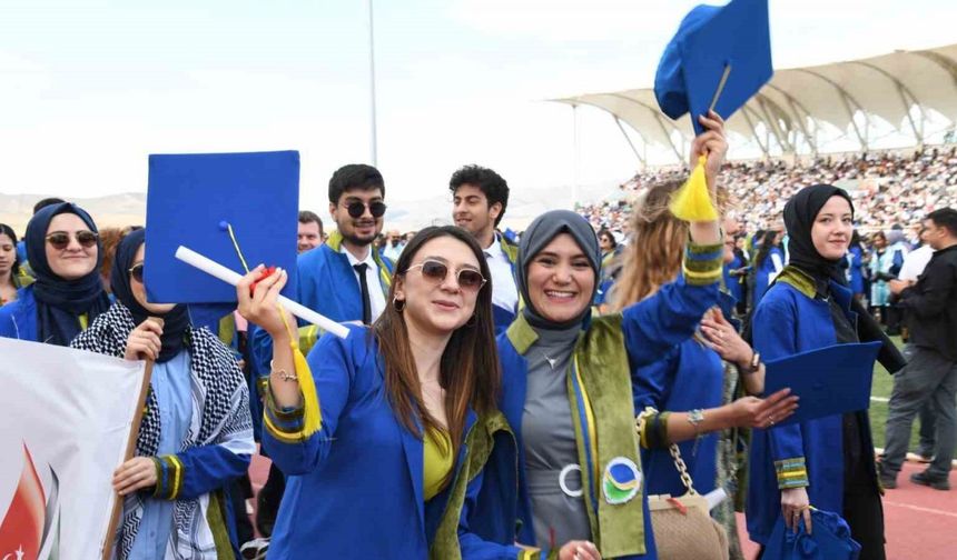 Kırşehir Ahi Evran Üniversitesi’nde mezuniyet coşkusu