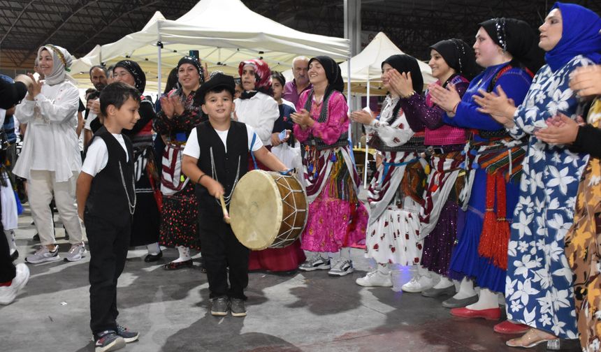 Bu festivalde yüzlerce kişi kol kola girip horon oynadı