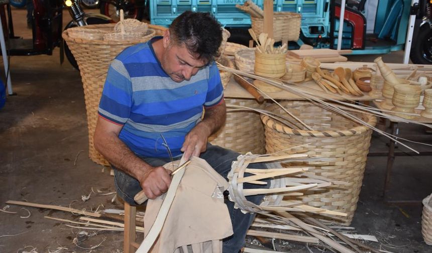 Dede ve babasından öğrendiği sepetçilik mesleğini 40 yıldır sürdürüyor