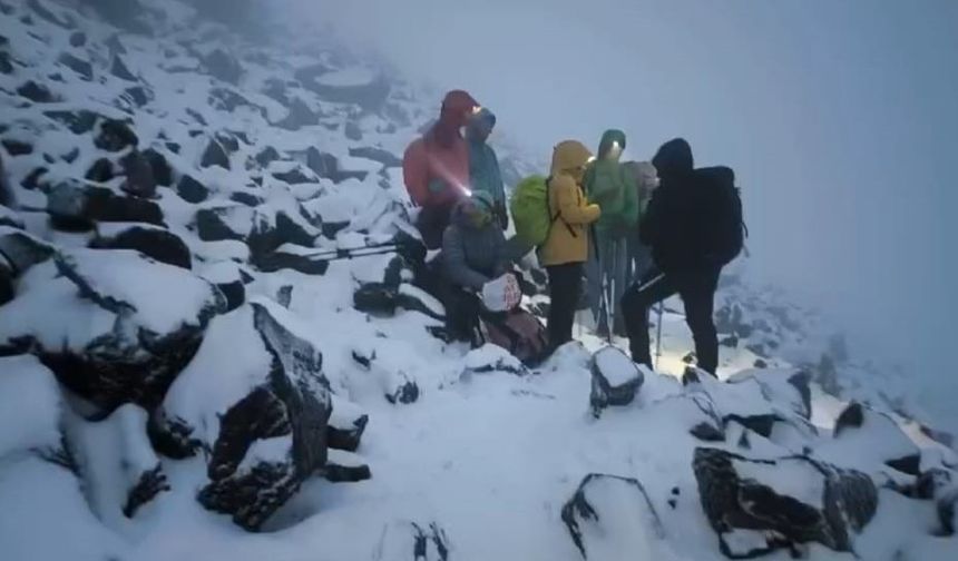 Ağrı Dağı’nda kaybolan 2 dağcıyı arama kurtarma çalışmaları devam ediyor