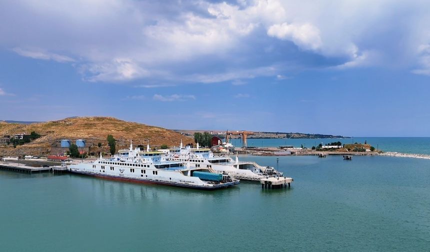 Bitlis’teki ikiz feribotlar Van Gölünde yük taşımacılığında büyük rol oynuyor