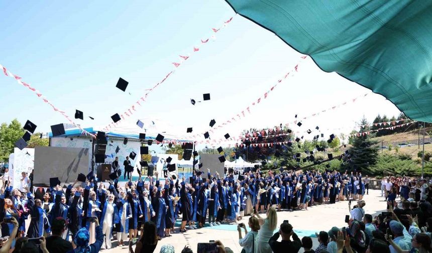 Düzce Üniversitesi’nde mezuniyet heyecanı yaşandı