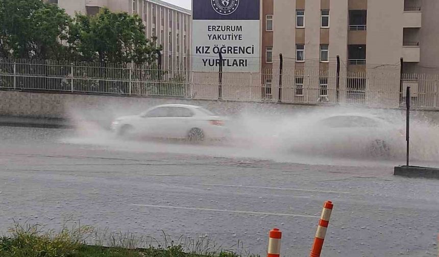 Erzurum’da sağanak yağış hayatı felç etti