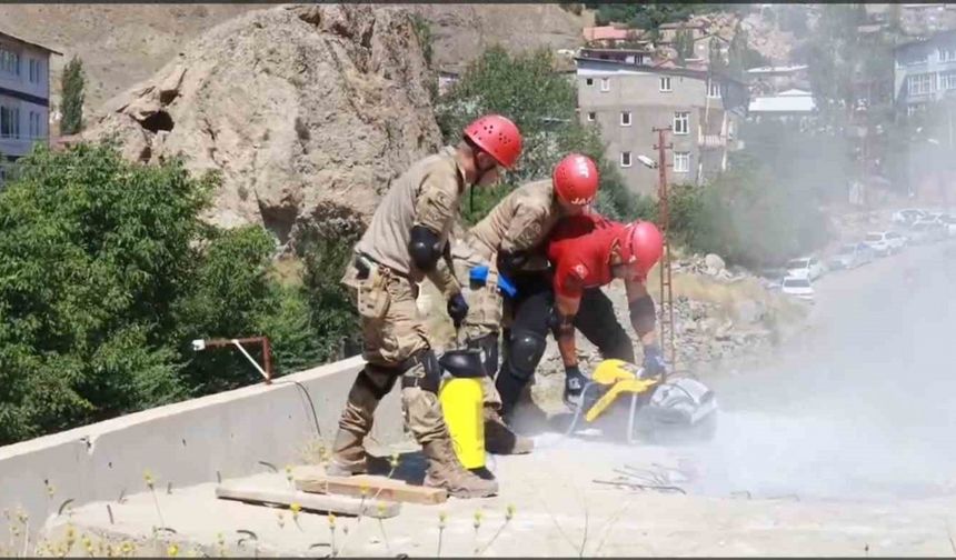 Hakkari’de 599 jandarma personeline deprem eğitimi