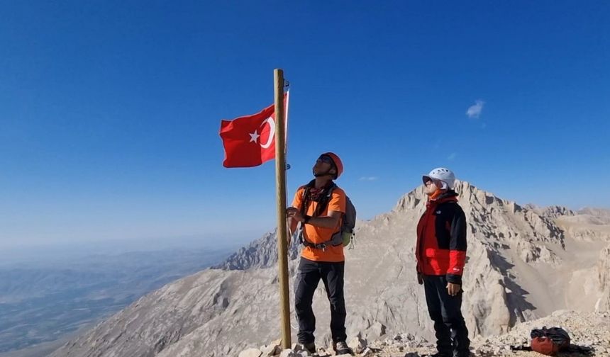 Kırşehir’de dağcılar, 3 bin 560 metrelik Eznevit Zirvesi’ne tırmandı