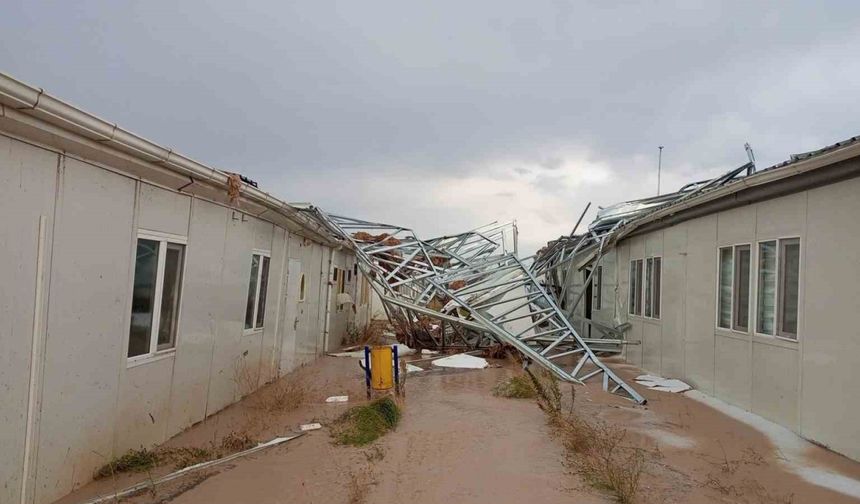 Köse’de fırtına ve sağanak etkili oldu: Çatılar yıkıldı, dereler taştı