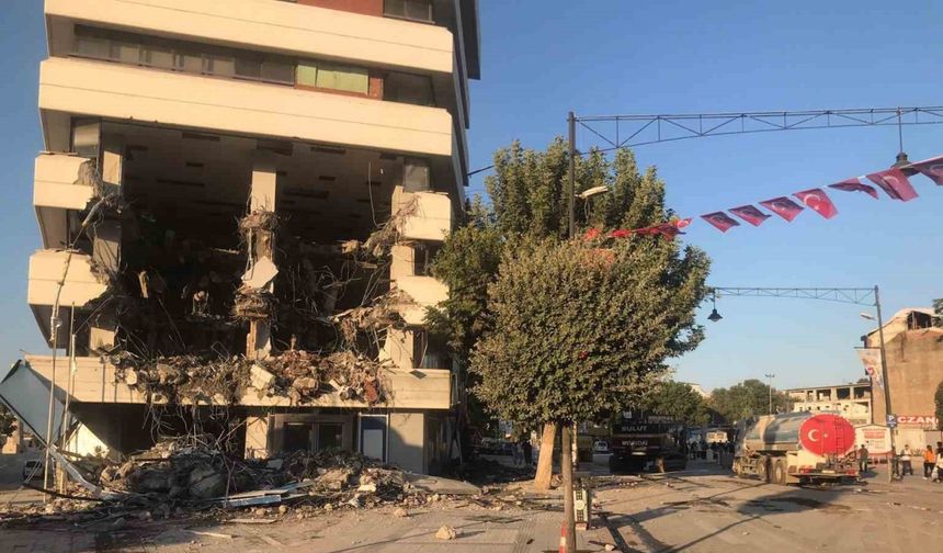 Malatya’da yıkımı yapılan bina saniyeler içinde yerle bir oldu