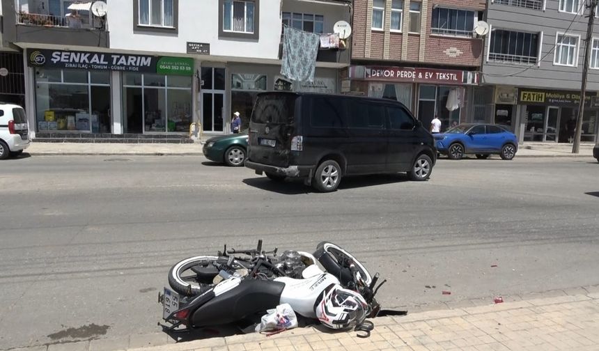 Önündeki minibüse çarpan motosiklet sürücüsü yaralandı