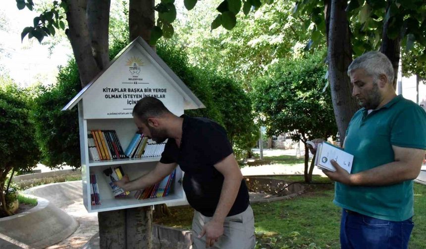 Parklarda mini kitaplıklar kuruldu