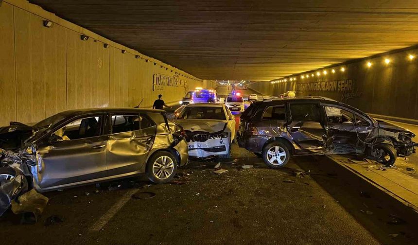 Refüjü aşan otomobil karşı yönden gelen otomobillere çarptı: 5 yaralı