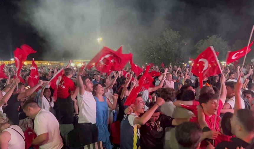 Tekirdağ’da milli maç coşkusu: Binlerce vatandaş sahile kurulan dev ekrandan maçı izledi