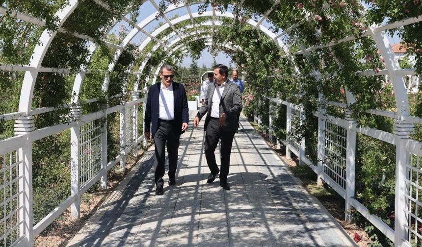 Zeytinburnu Belediye Başkanı Ömer Arısoy’dan, Karatay’ın bahçelerine övgü
