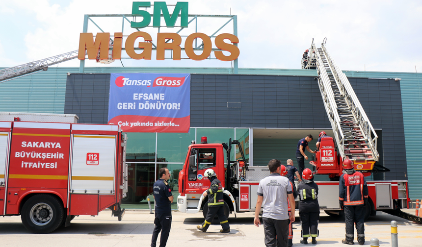 Migros'un çatısında korkutan yangın: Dumanlar bölgeyi kapladı, göz gözü görmedi