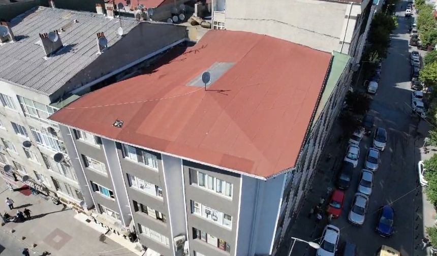 Gaziosmanpaşa’da 4 katlı binanın çatısı tadilat esnasında kaydı: Kopan parçalar sokağa savruldu