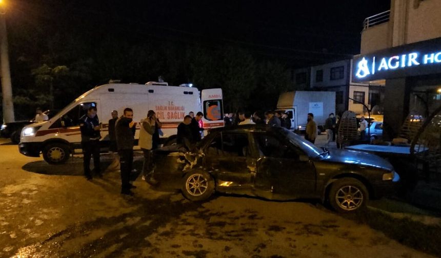 Park halindeki araca çarpan otomobildeki 1 kişi öldü, 1 kişi yaralandı