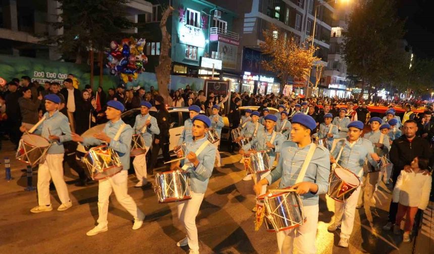 29 Ekim Cumhuriyet Bayramı’nda Niğde’de fener alayı düzenlendi