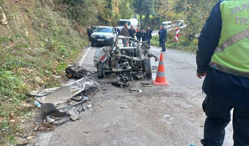 Kaza yapan Fiat Tofaş kağıt gibi dağıldı: 3 yaralı