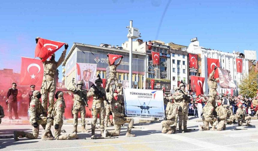 Komandolardan anlamlı TUSAŞ pankartı