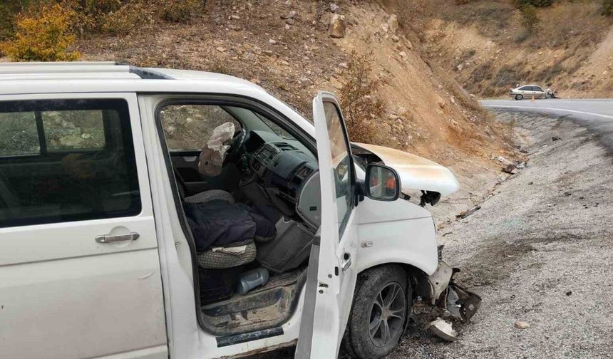 Otomobil ile minibüs kafa kafaya çarpıştı, 1’i ağır 10 kişi yaralandı