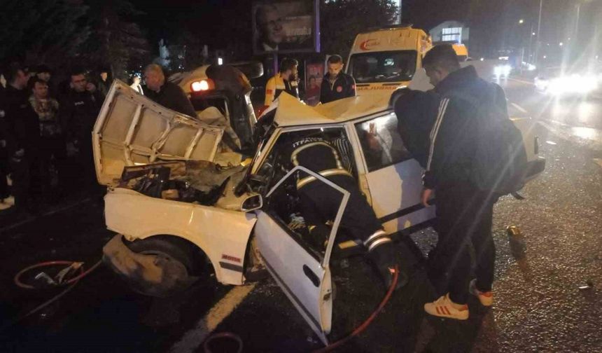 Trafik kazasında Tofaş otomobil hurdaya döndü: 4 yaralı