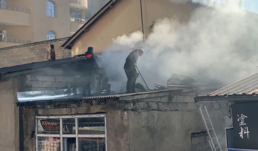 Yüksekova’da bir iş yerinde yangın çıktı