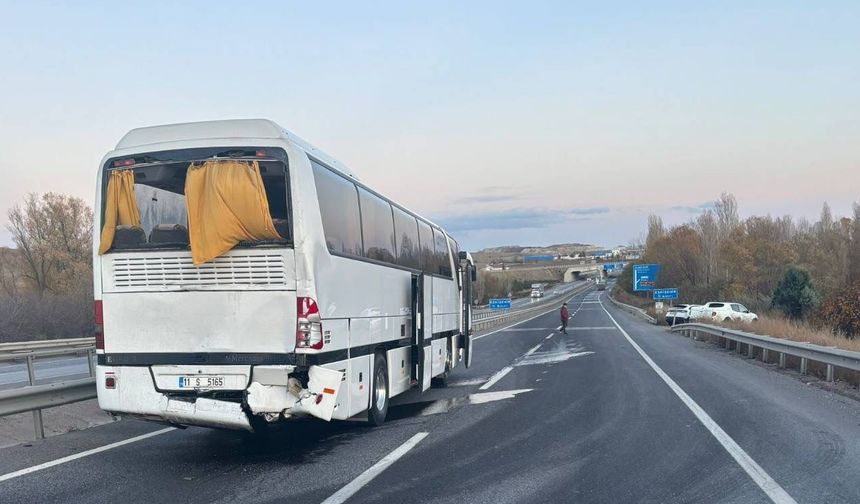 Bilecik'te tırın işçi servisine çarptığı kazada 10 kişi yaralandı