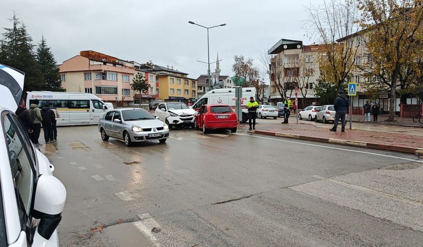 Bursa'da cip ile otomobilin karıştığı kazada anne ile oğlu yaralandı