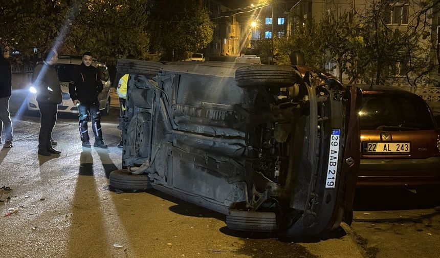 Kırklareli'nde park halindeki iki otomobile çarpan sürücü aracını bırakıp kaçtı