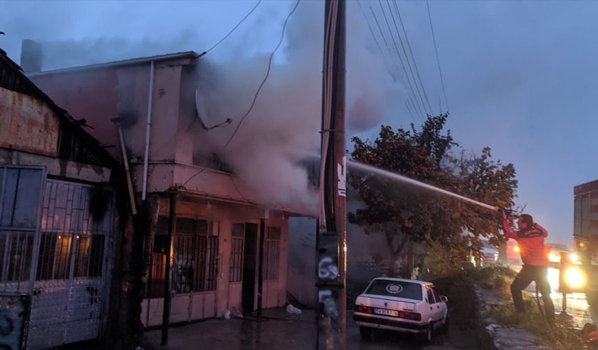 Sakarya'da evinde yangın çıkan çocuk hafif yaralandı