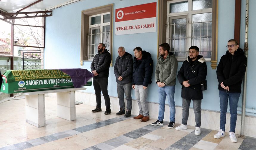 Sakarya'da tırın çarpması sonucu hayatını kaybeden kadının cenazesi toprağa verildi