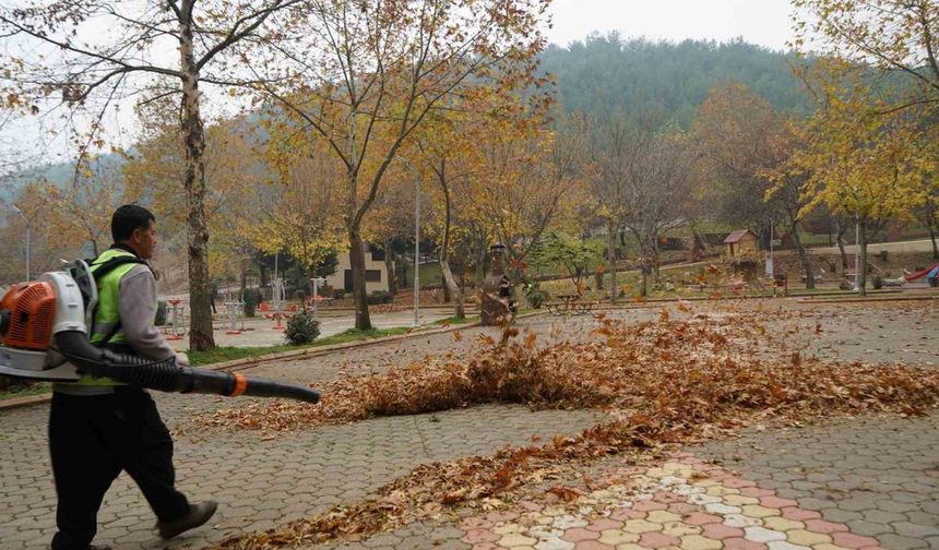 Büyükşehirden parklarda temizlik seferberliği