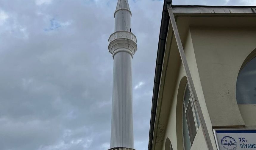 Depremde yıkılan cami minareleri yeniden inşa edildi